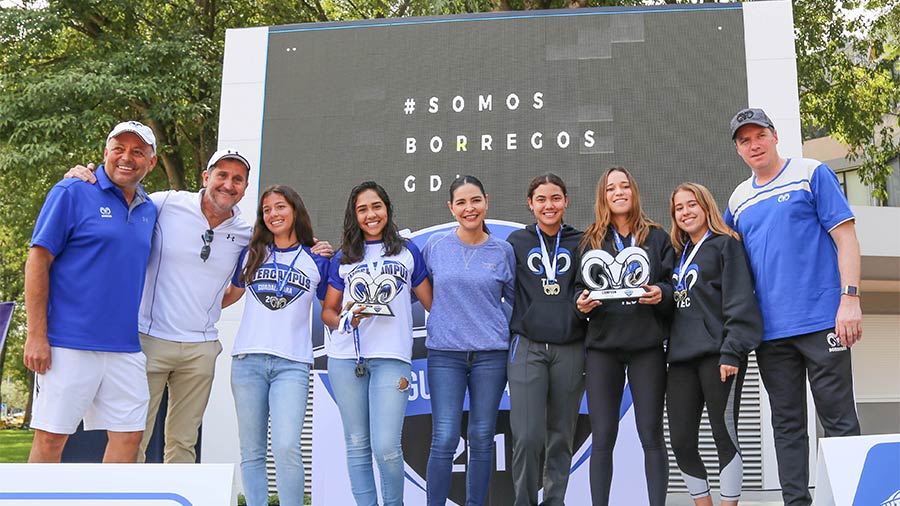 Jazmín y su equipo de Tenis en PrepaTec recibiendo su premio en Intercampus