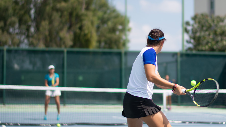 Jazmín saque en la cancha de Tenis