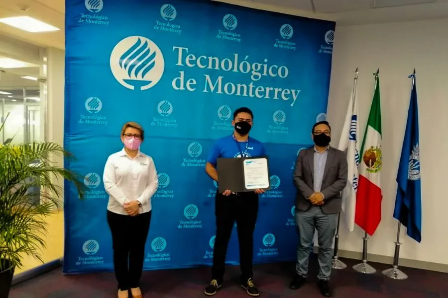 Joel recibiendo un diploma por su proyecto inspirador de orientacion vocacional