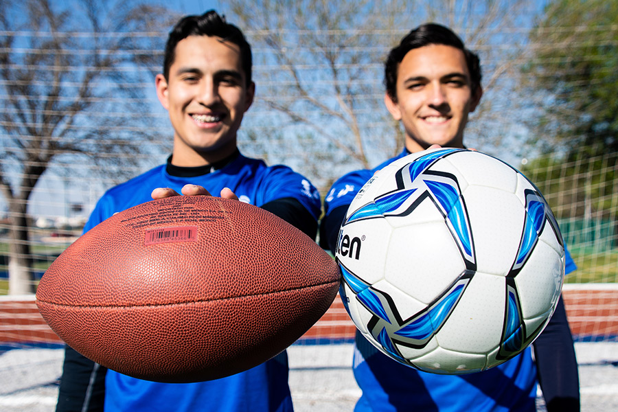 José y Carlos con balones