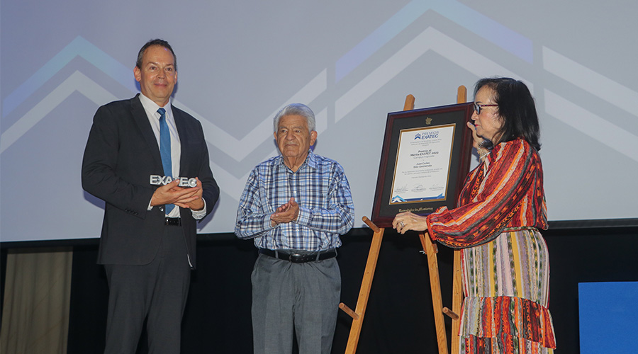 Juan Carlos recibiendo su premio de Marcela Beltrán, directora general del Tec campus Irapuato 