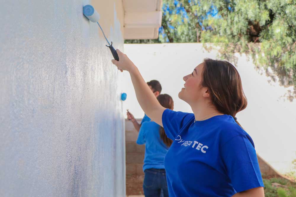 Miembros del Tec ayudaron a pintar muros de la secundaria Ramón López Velarde