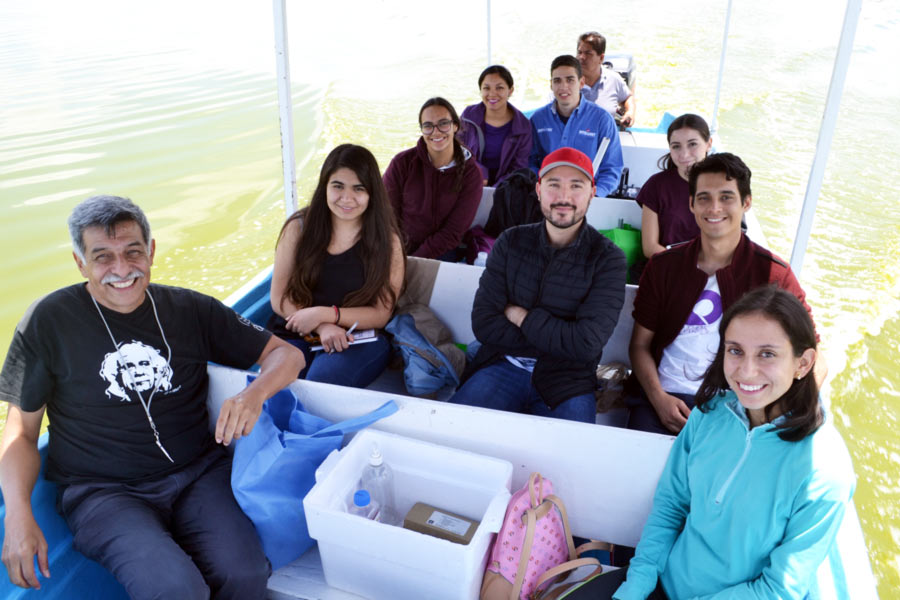 Estudiantes tomaron muestras del lago para investigar la mortandad de peces.