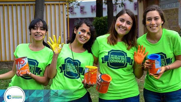 Lilian con su grupo estudiantil en PrepaTec