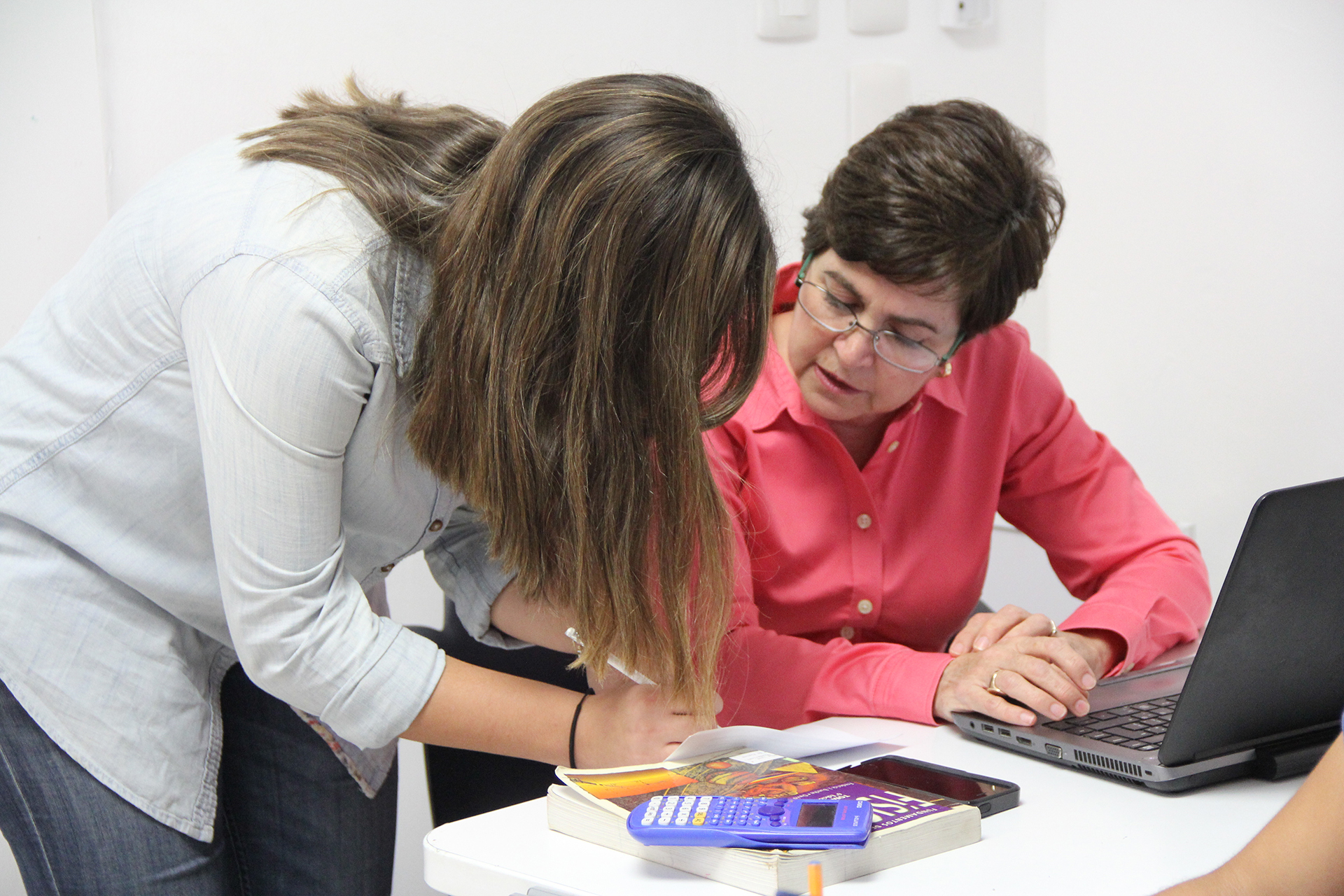 Magdalena Morales, con una alumna en el salón de clases