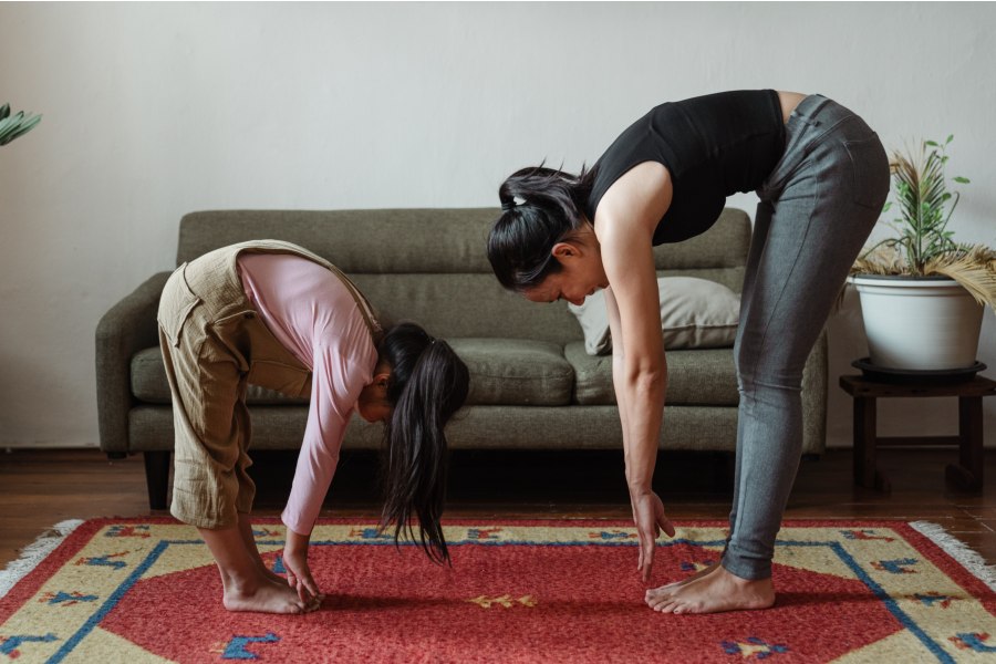 Madre e hija haciendo ejercicio juntas