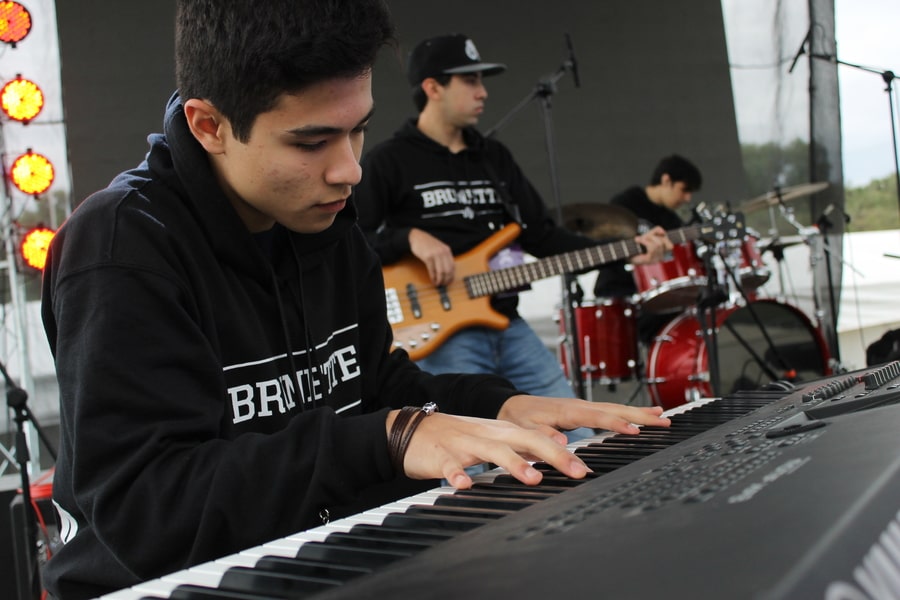 Manuel-Báez-tocando-en-un-festival