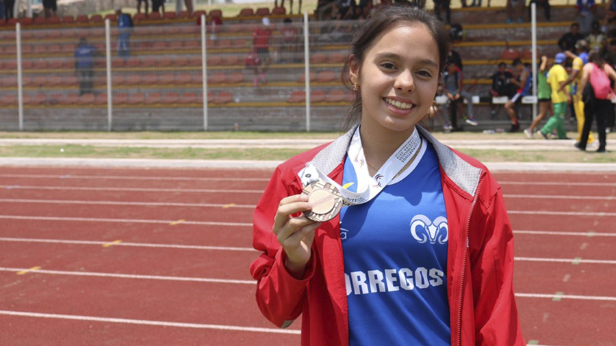 Marcela con Medalla