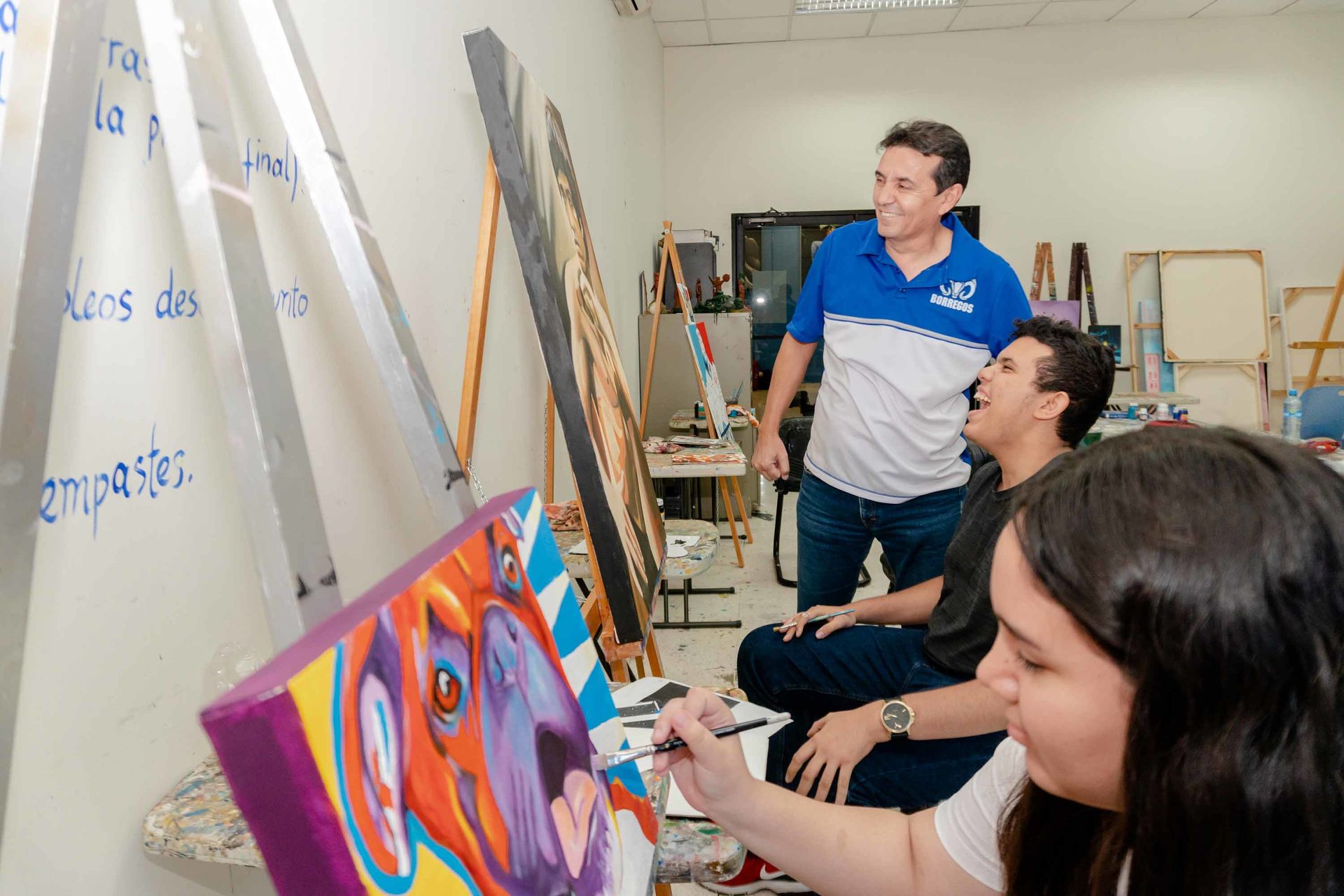 Mario Iribe en clases de pintura