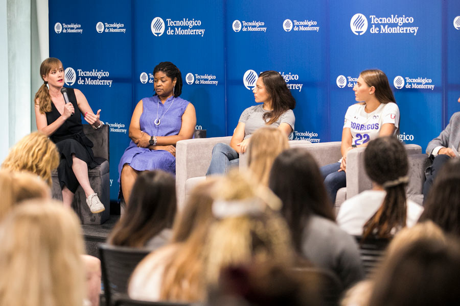 Marion Reimers, periodista deportiva, durante su participación en un panel organizado por el Tec de Monterrey