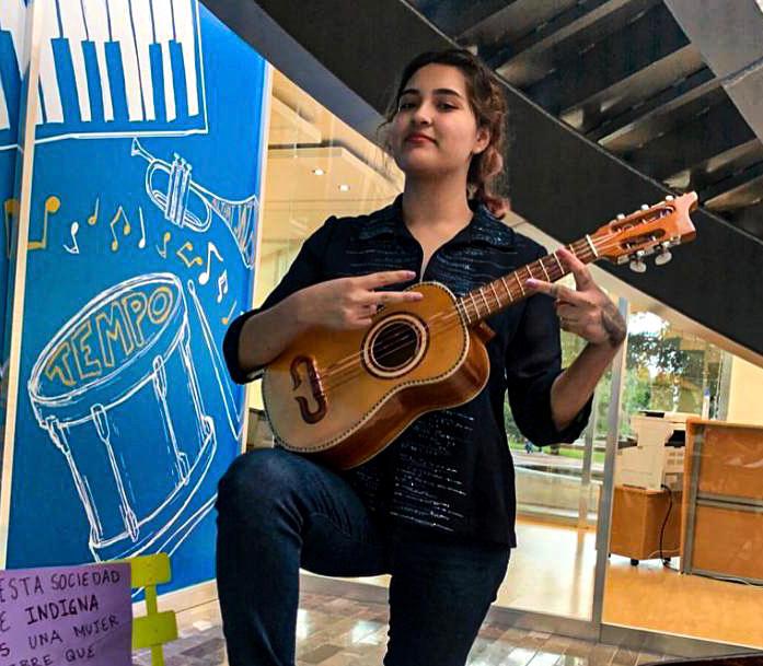 Marisa Cano tocando una guitarra