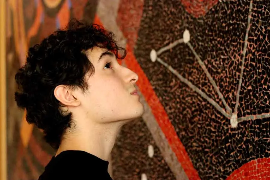 Mauricio Villarreal frente a mural en Rectoría.