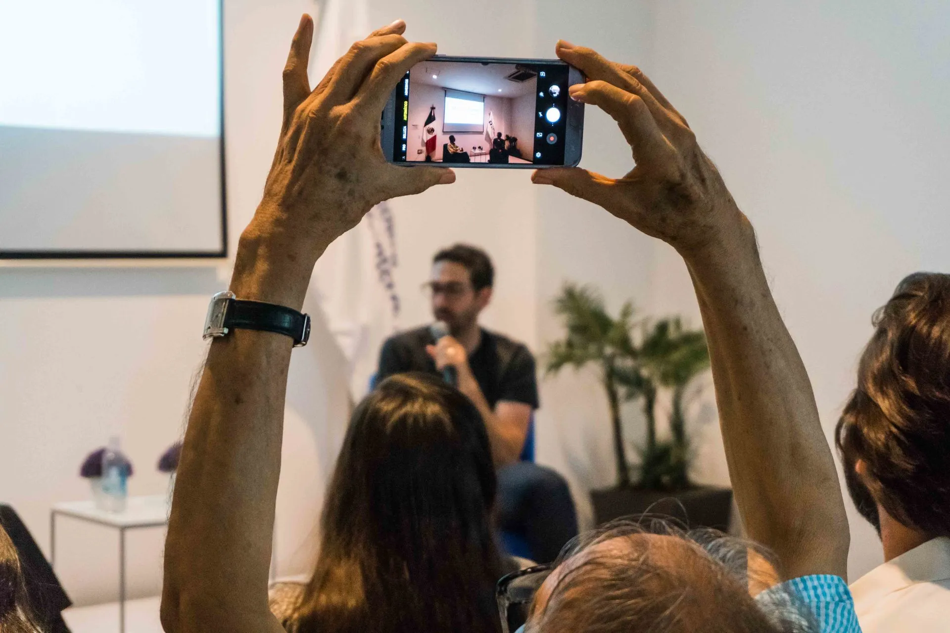 Hombre tomando video de Mauro Mueller