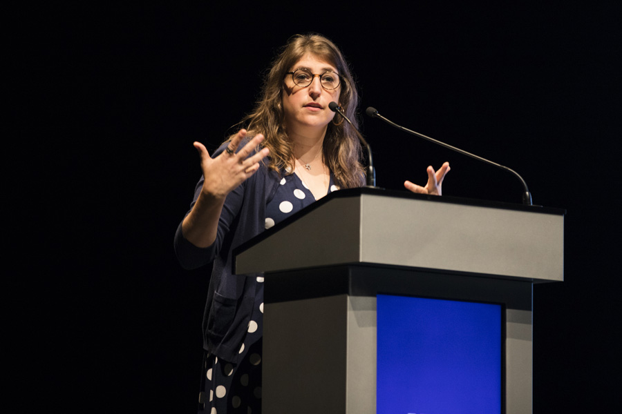 Mayim Bialik compartió sus vivencias durante INCmty 2018.