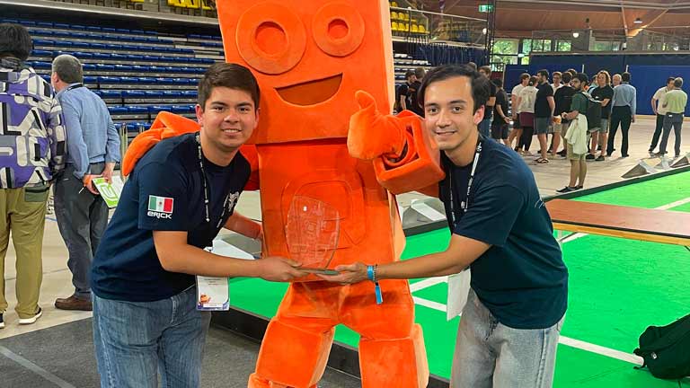 estudiantes de tec tampico recibiendo premio en competencia mundial de robótica