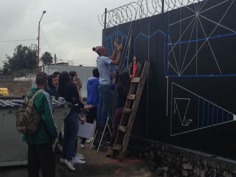 En este ejercicio los estudiantes pudieron implementar conocimientos como el punto, la línea, el plano y el color para entender la proyección de dimensiones.