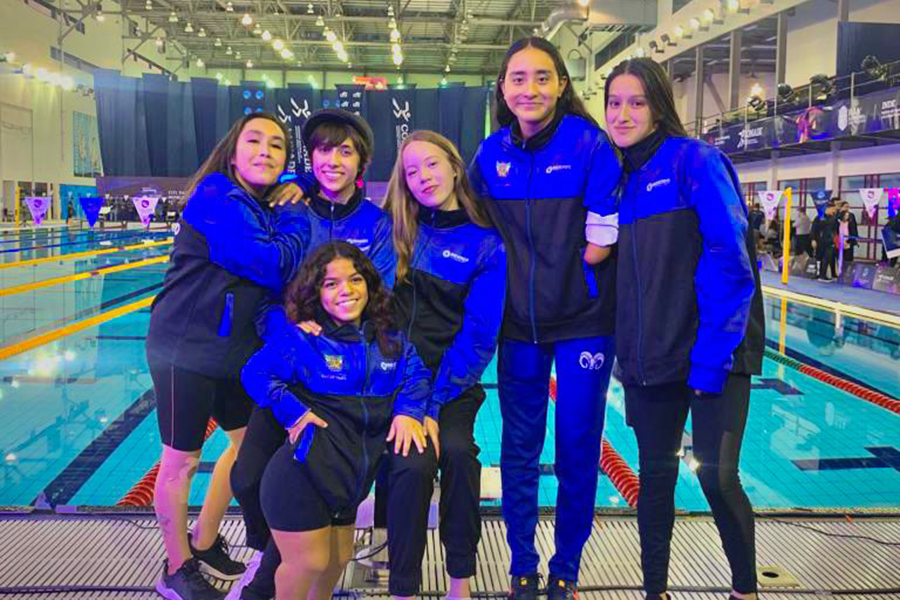 Ximena González con nadadoras en la competencia de la serie mundial de paranatación