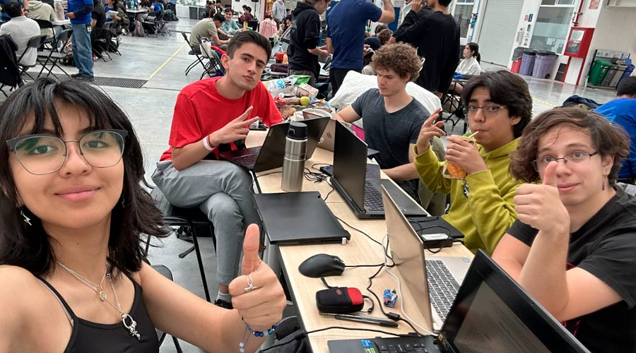 Equipo de estudiantes trabajando en el desarrollo de su propuesta para NASA Space Apps.