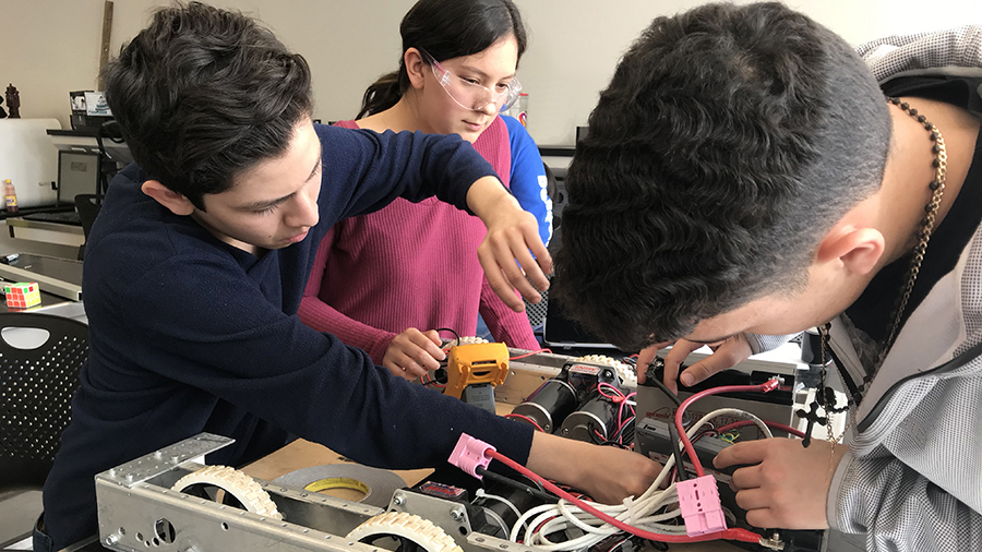 Gabriela apoyando a us compañeros de robotica