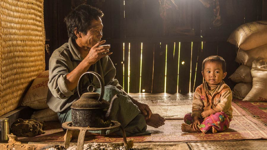 Niño y su padre tomando té en Asia