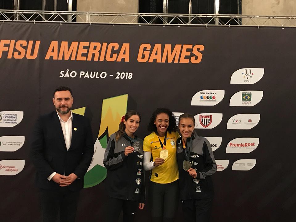 Paola Morán (izquierda) consiguió la presea de plata.