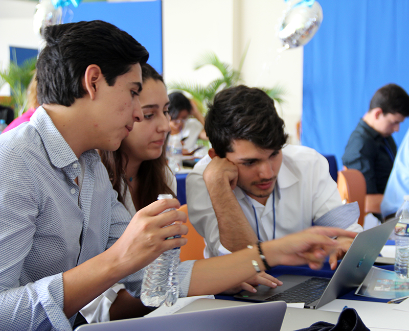 Alumnos trabajan en reto P&G.