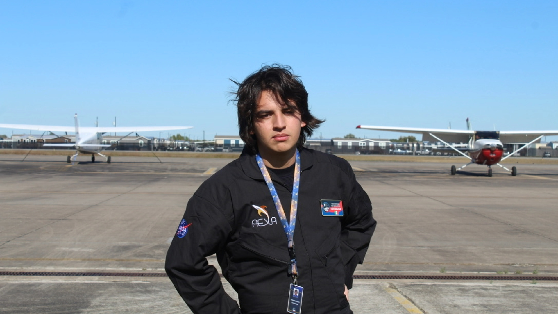 Pablo Armando Mac Beath Mili&aacute;n en la pista de avionetas antes de tomar una clase y pilotear una 