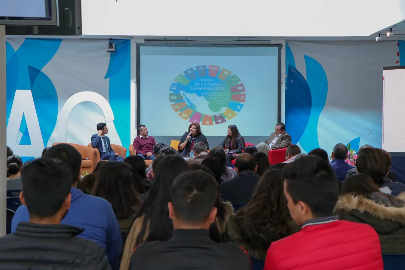 Panel de discusión entre los activistas en pro del medio ambiente