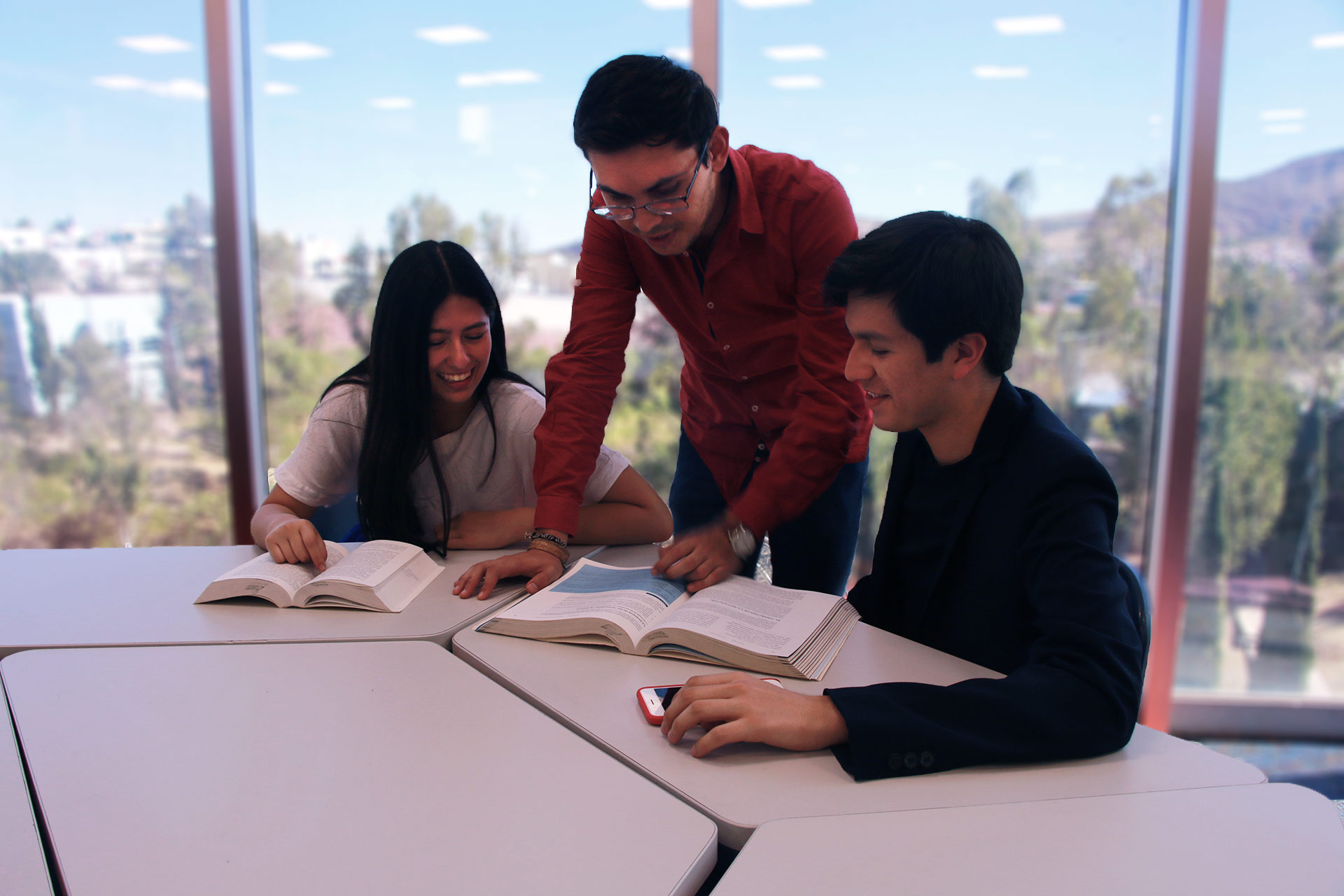 Estudiantes de Prepa tec Zacatecas trabajando