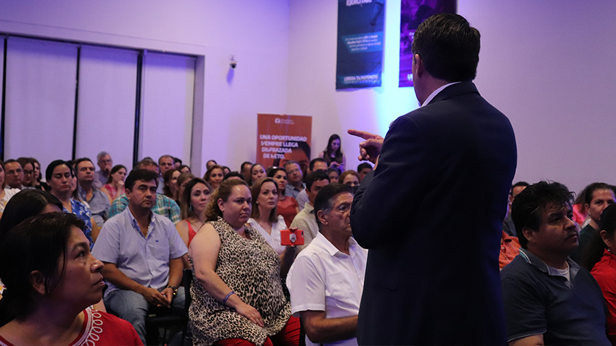 Paulino en su conferencia, una visión en familia