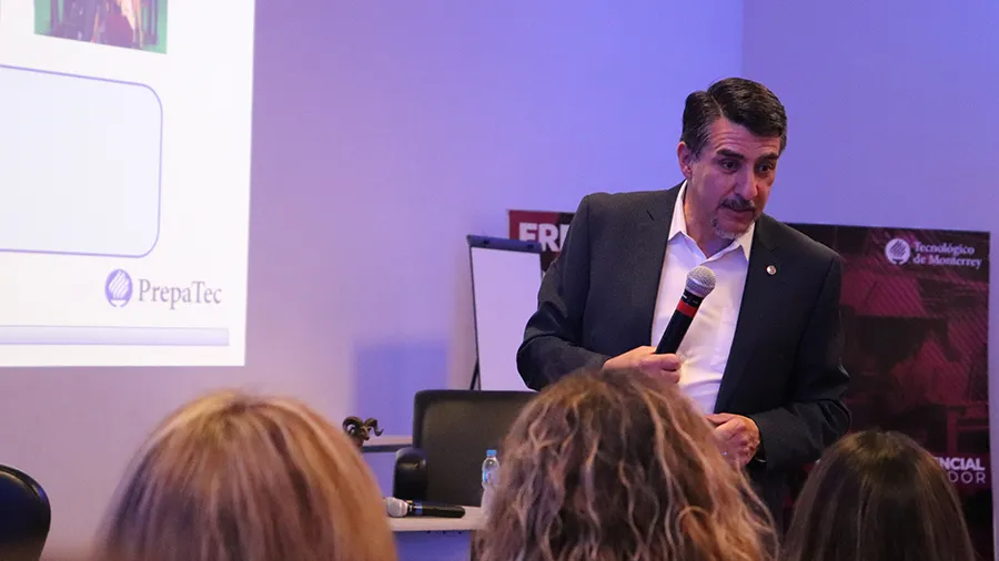 Paulino en su conferencia, una visión en familia