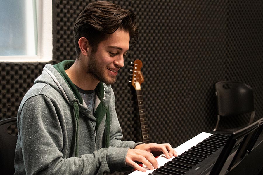 Paulo tocando el piano