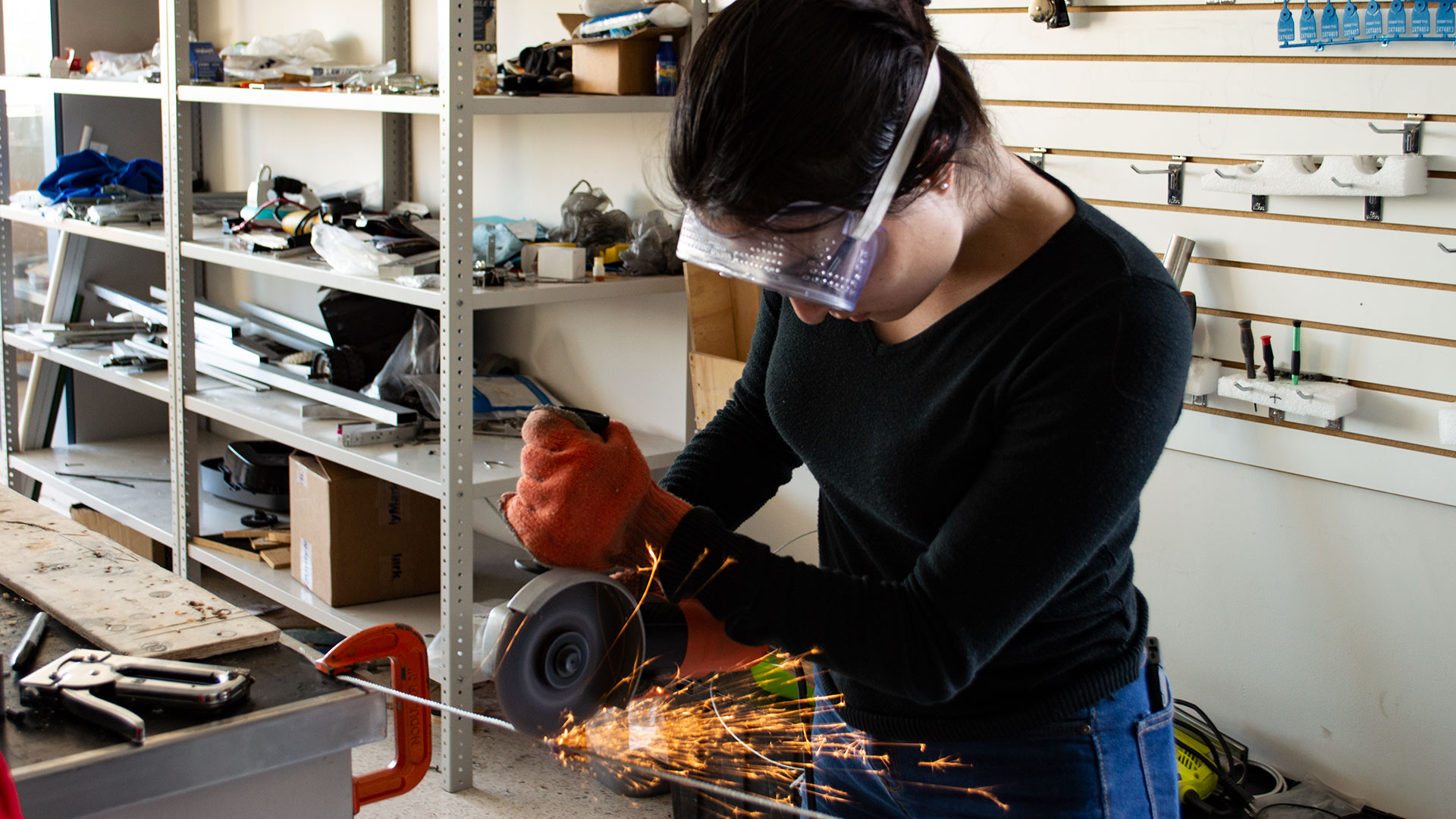 Chica utilizando cortadora para hacer el robot