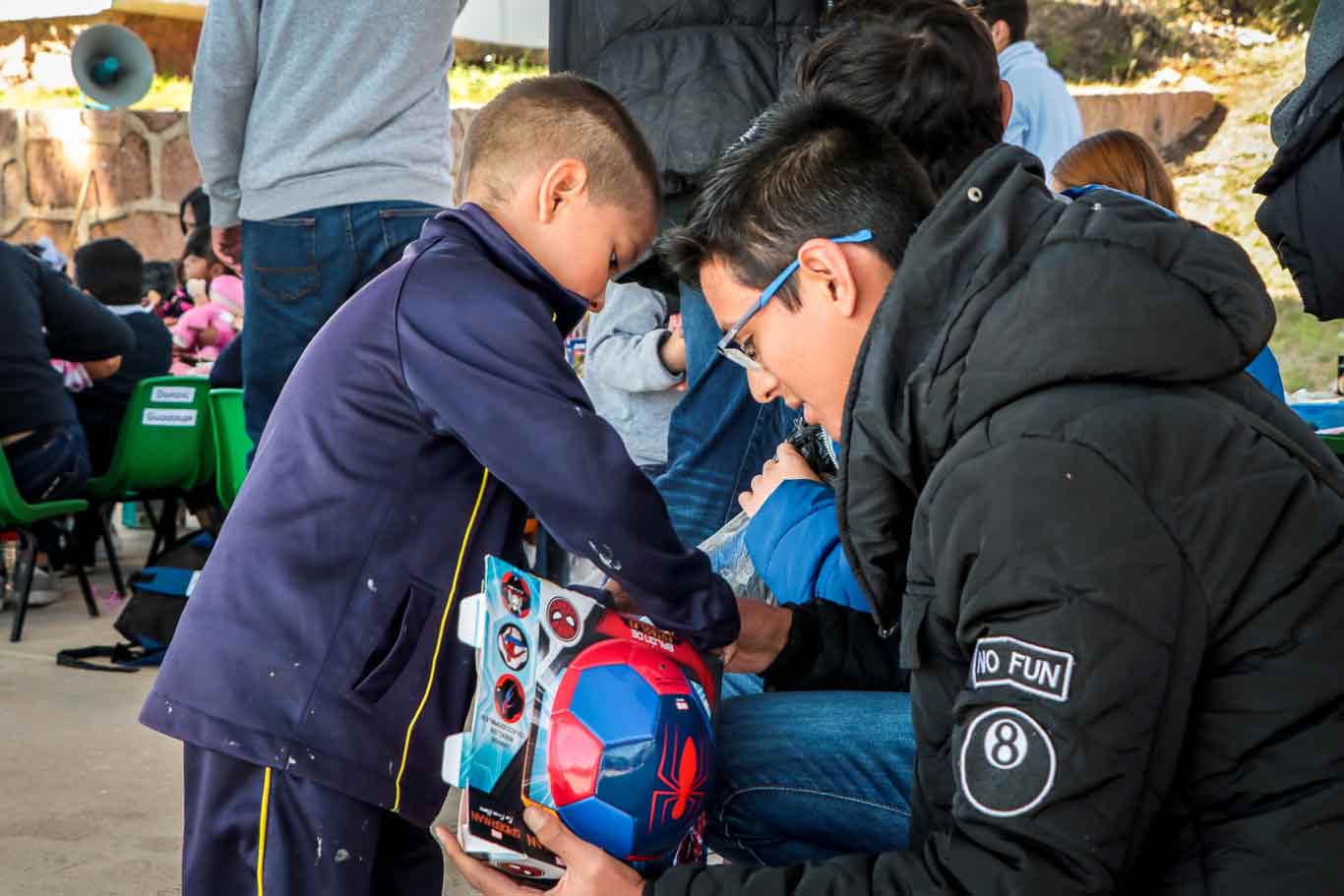 Preescolar-recibe-regalos-de-PrepaTec-zacatecas-compartiendo-la-navidad