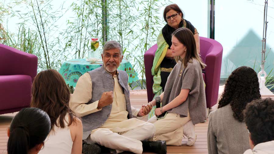 Kailash Satyarthi con estudiantes del Tec Querétaro