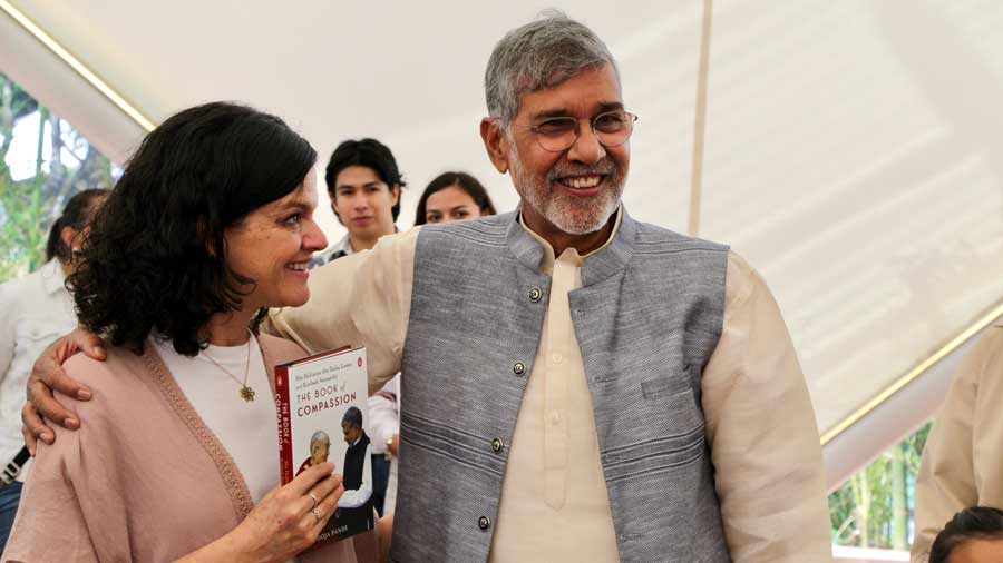 Kailash Satyarthi en su firma de libro con alumnos del Tec Qro