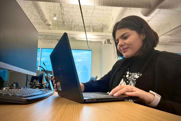 Renata frente a su computadora en Corning Inc