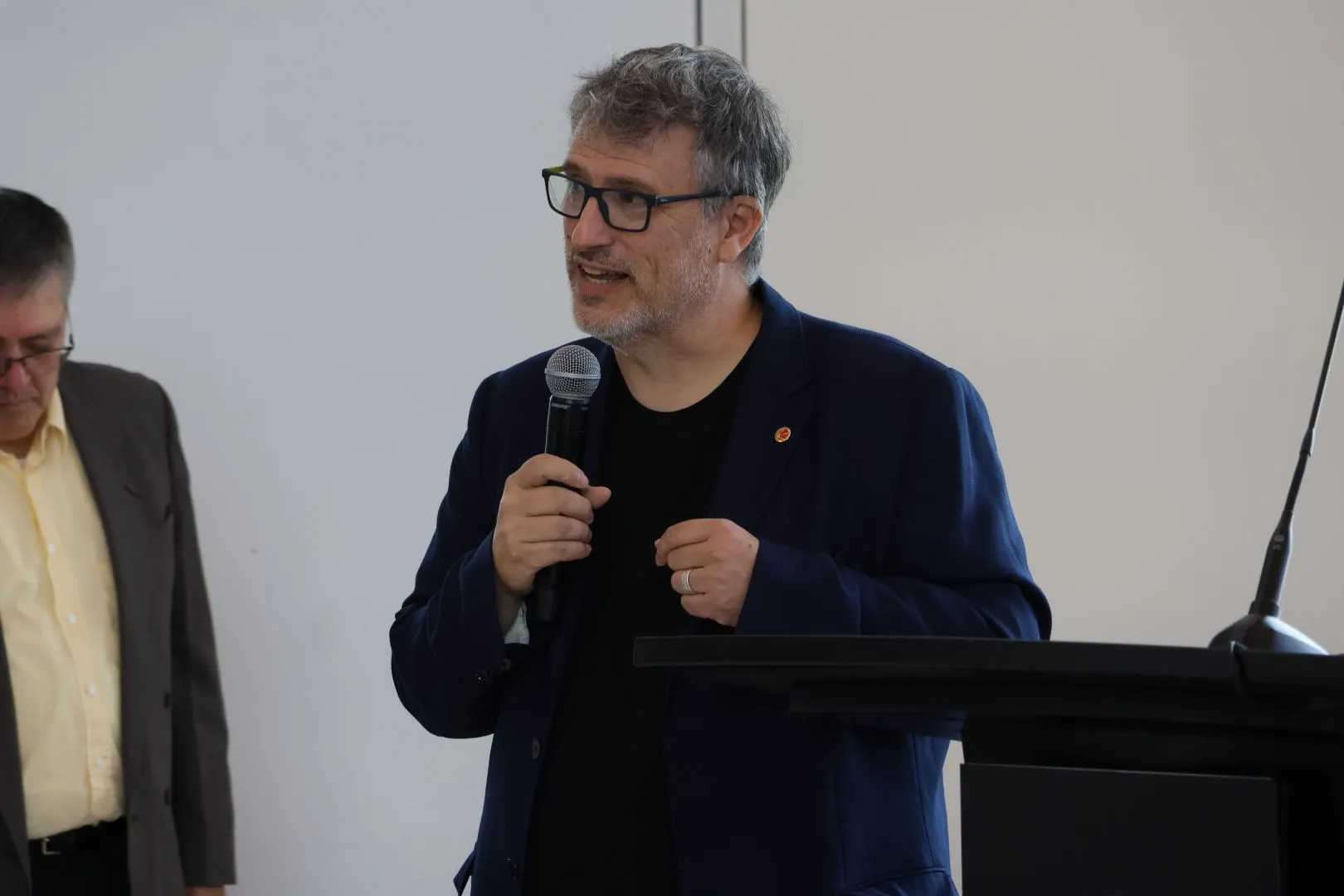 El Dr. Falcone dando la conferencia