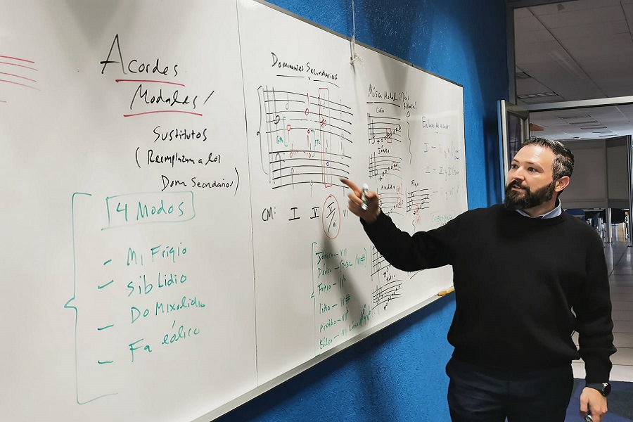 Profesor del Tec en Clase de Música