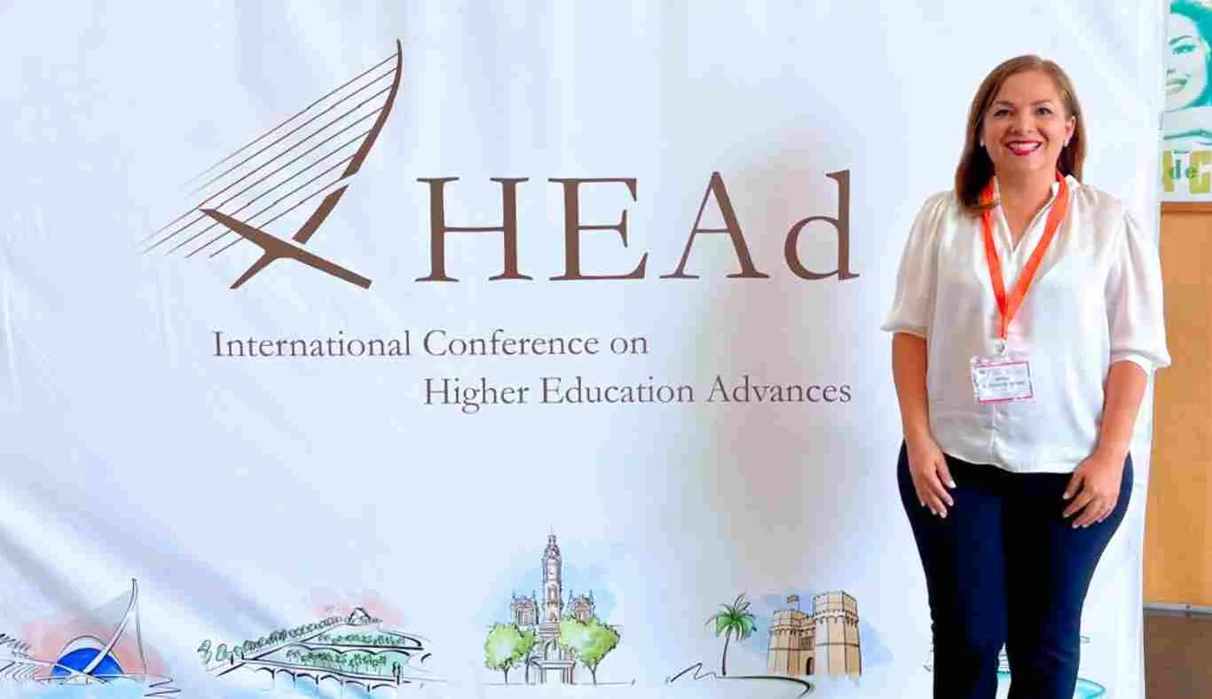 Adriana Morales en Valencia, España como ponente de innovación educativa.