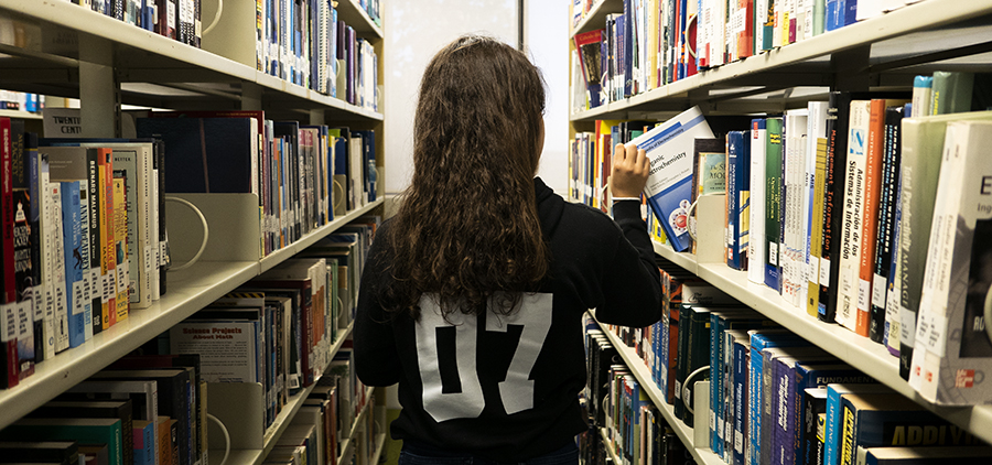 Alumna buscando un libro