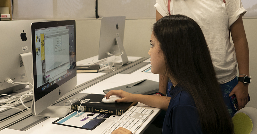 alumna leyendo en computadora