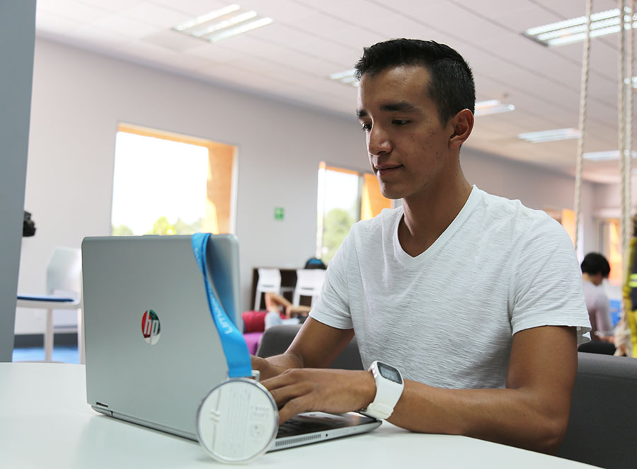 Rafael Mejía estudiando