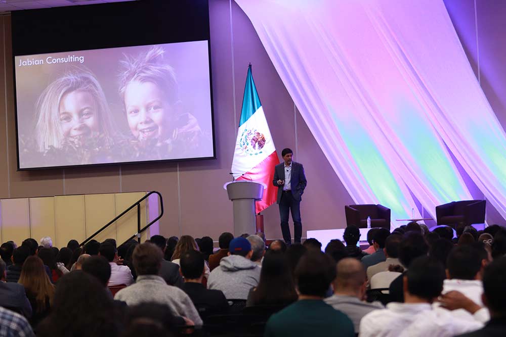 Raj Sissodia expone teoria de capitalismo conscientte