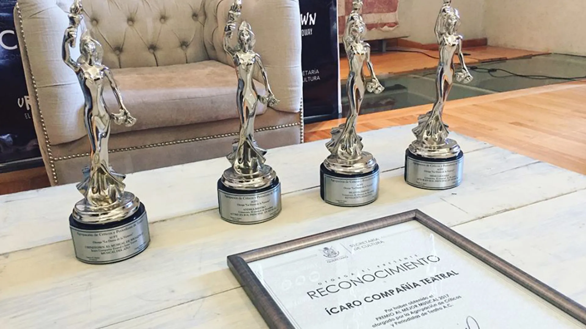 Premios y reconocimientos otorgados a Urinetown e Ícaro Compañía teatral