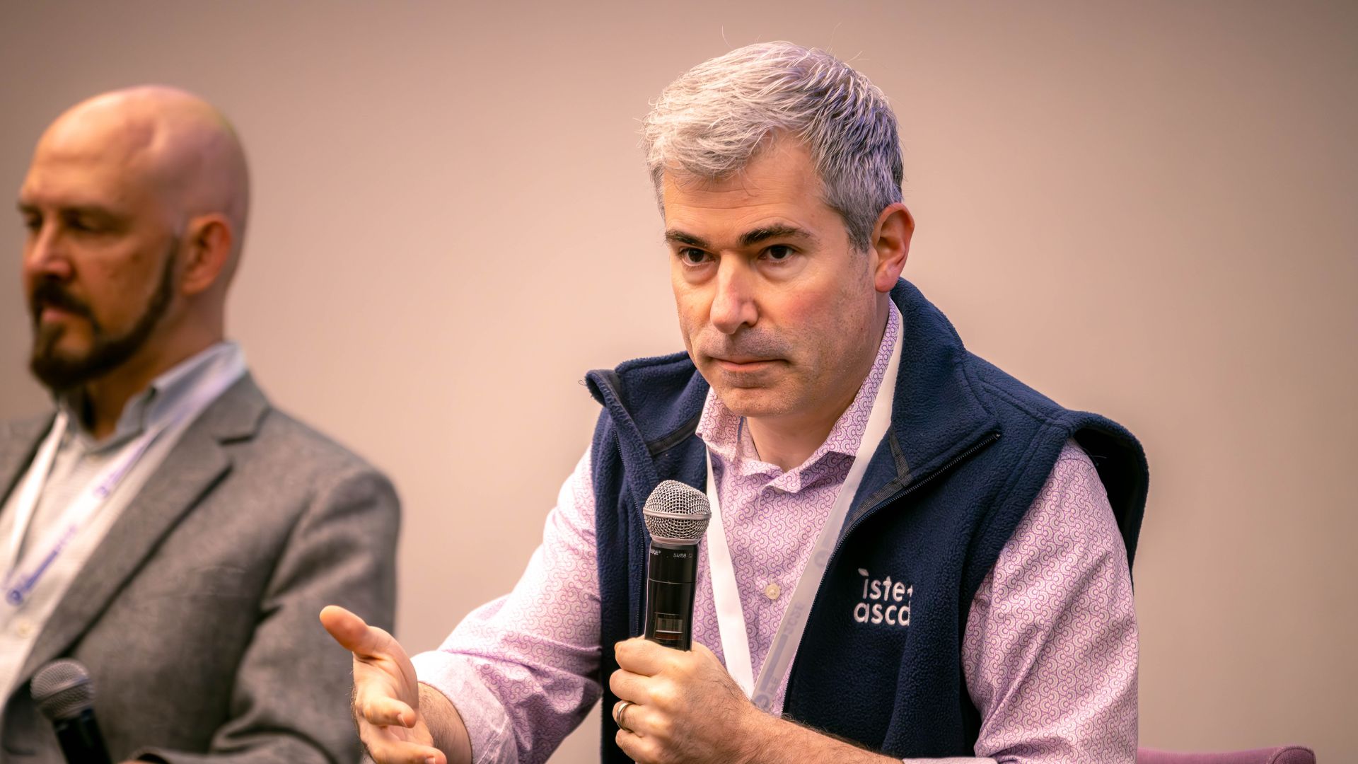 Richard Culatta, CEO de la International Society for Technology in Education (ISTE), tom&oacute; el micr&oacute;fono y habl&oacute; sobre la evaluaci&oacute;n aut&eacute;ntica, el rol del feedback y el papel insustituible del profesor en la era de la IA.
