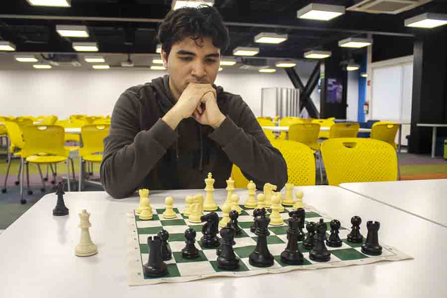 rolando araoz jugando ajedrez