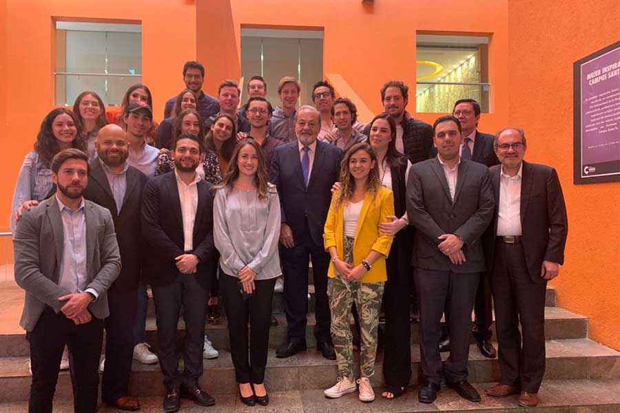 Carlos Slim con alumnos del Tec campus Santa Fe