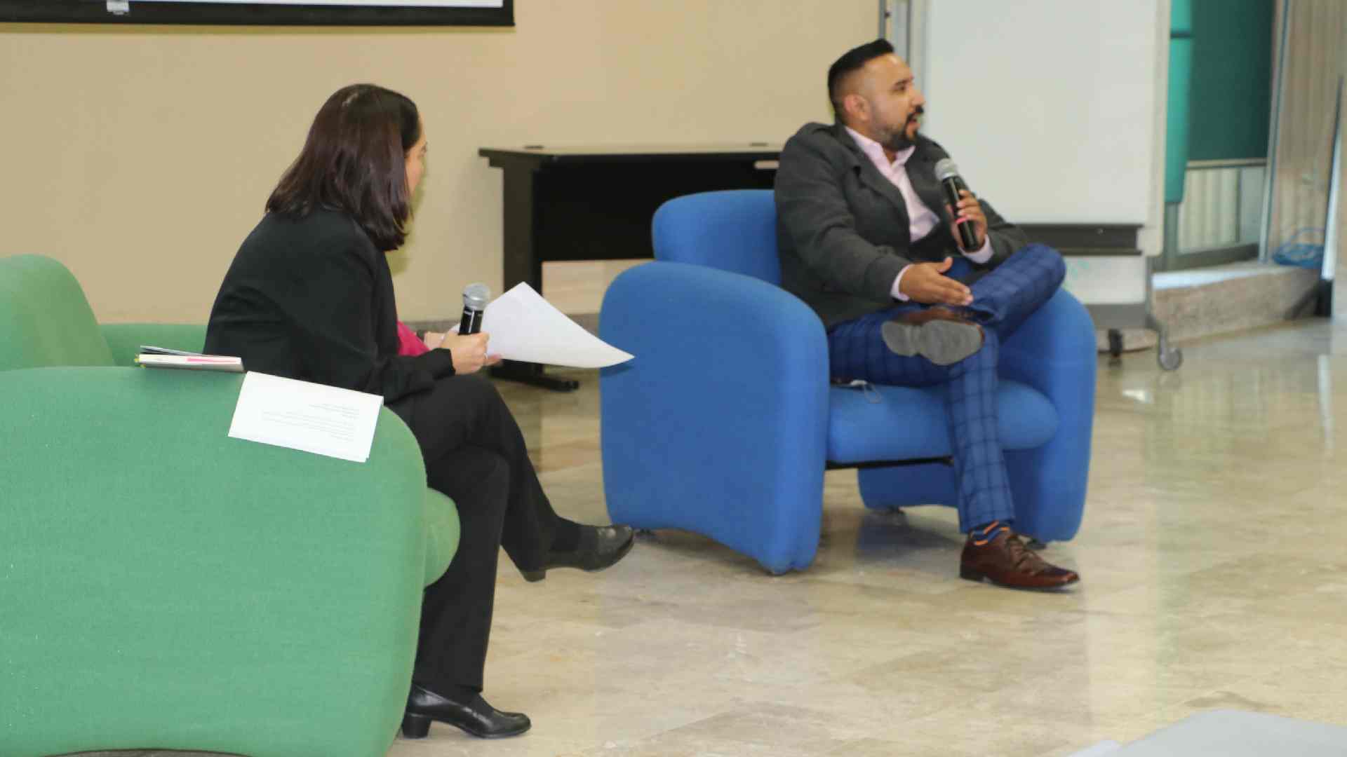 Salvador presentando su nuevo libro a la comunidad de Prepa Tec.