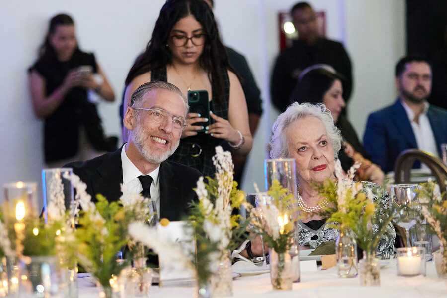 Marco Antonio junto a su madre durante la ceremonia de entrega del premio